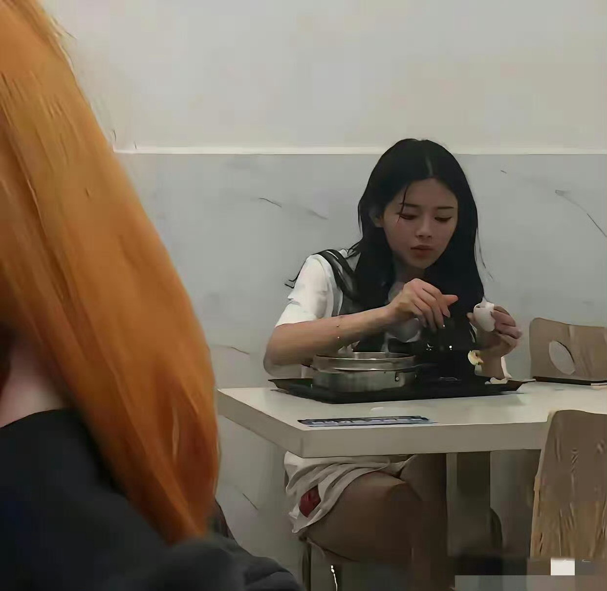 杨超越当年在工厂打工时候的照片，天生丽质难自弃。