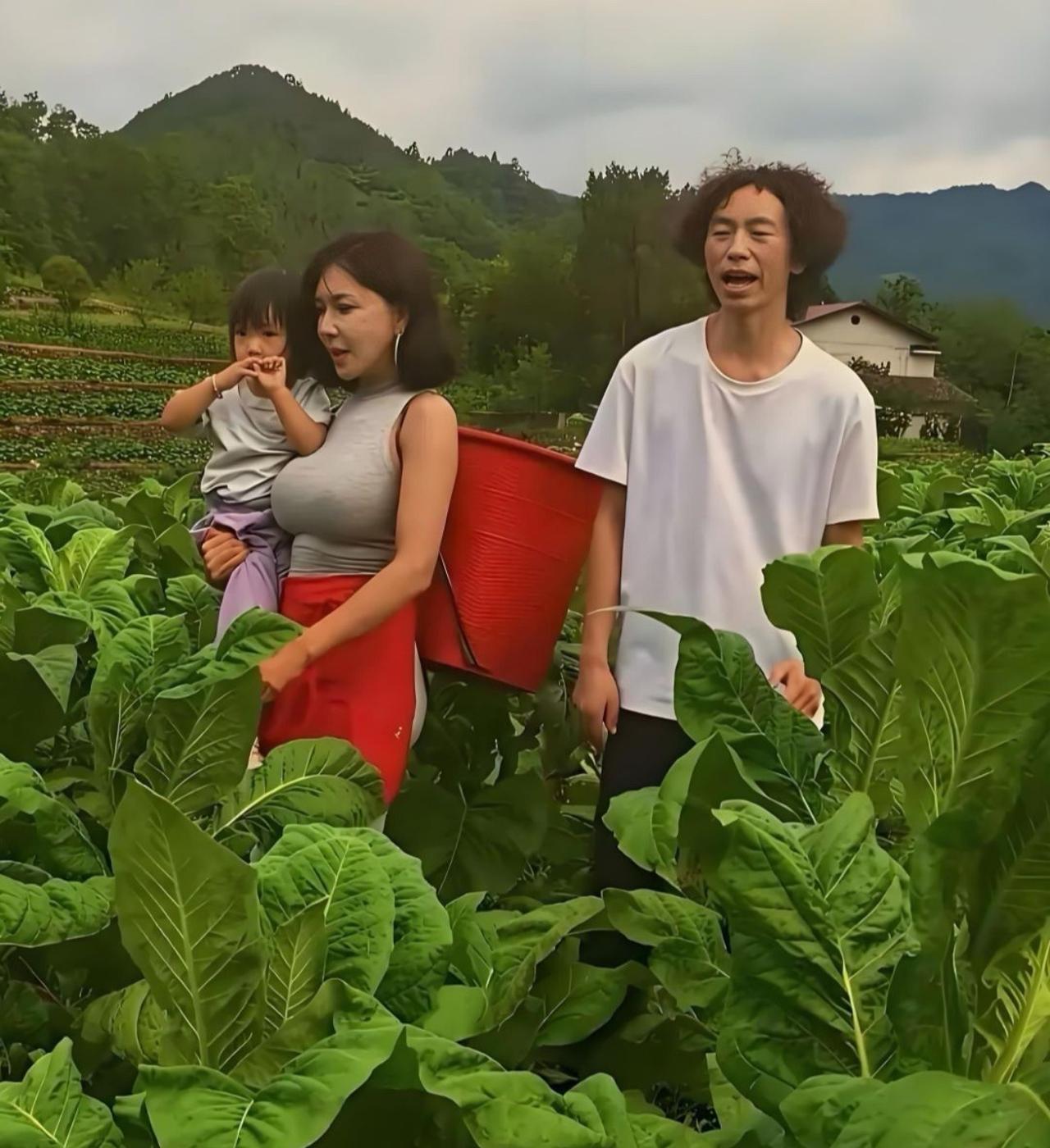 网友第一眼瞅这婚纱照，纷纷感慨龚玥菲怎么会选择庞麦郎，下意识觉得女方委屈，妥妥鲜