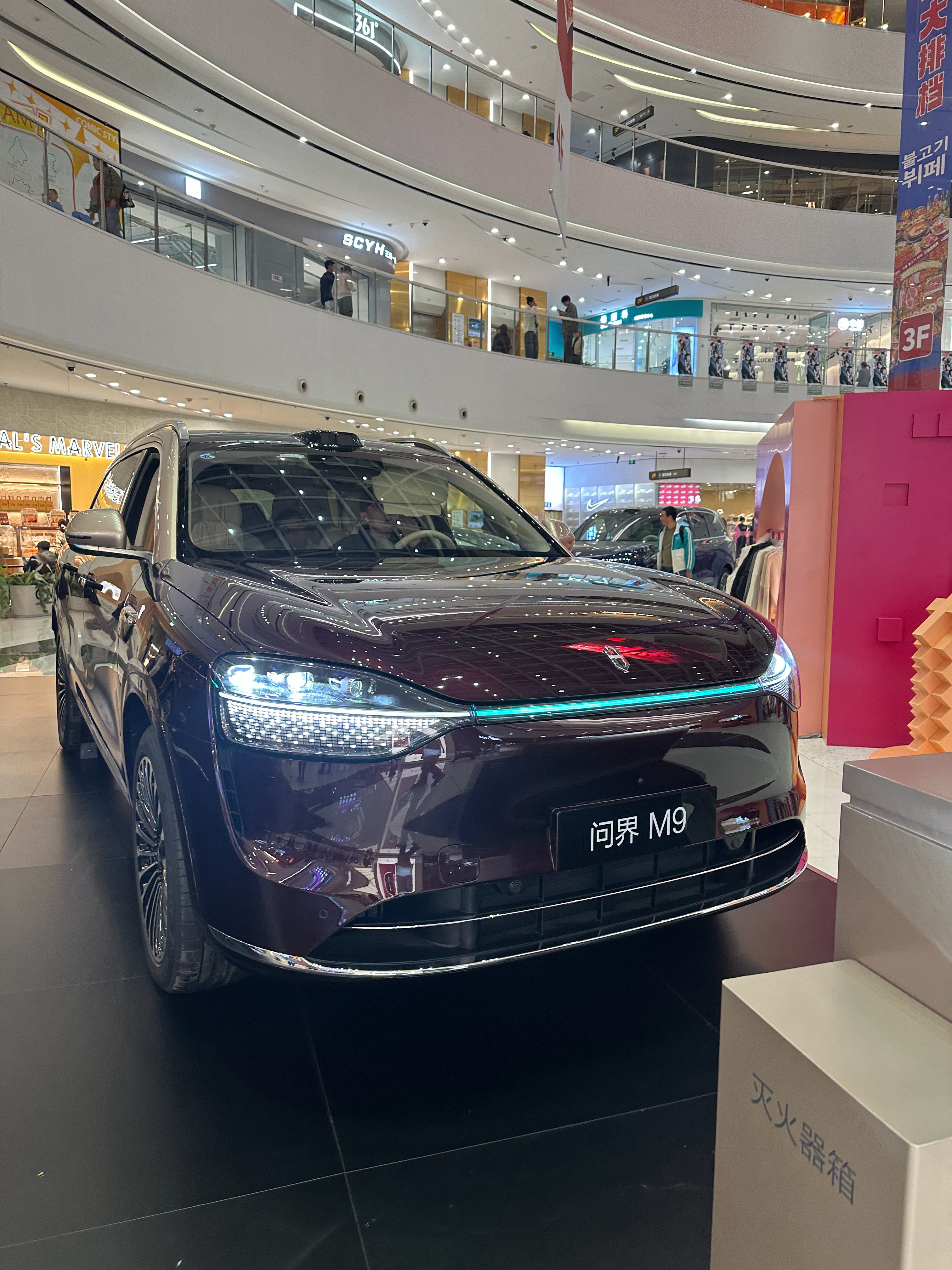 现在商场里的车全都是亮着各种智驾下蓝灯！看多了之后，也就慢慢习惯了汽车有智驾小蓝