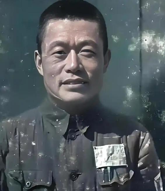 1949年，邱清泉战死在淮海战场，他的家人仓皇南逃。在福建的码头上，19岁的邱国