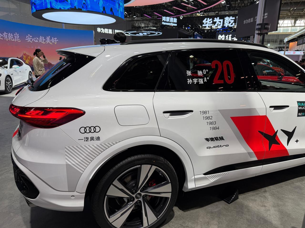 华为乾崑智驾加持的全新奥迪Q5L，让新手驾驶轻松无忧我媳妇拿驾照三年，一直不敢