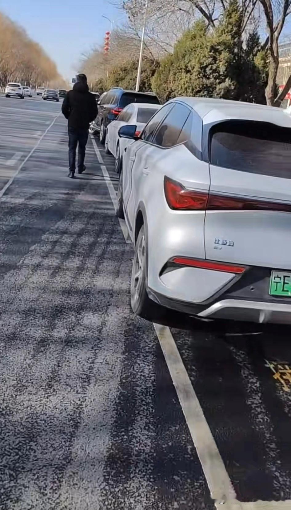 路边这“大白”，把我看愣了！刚出门买个菜，瞅见路边停的这银车，后屁股那灯也