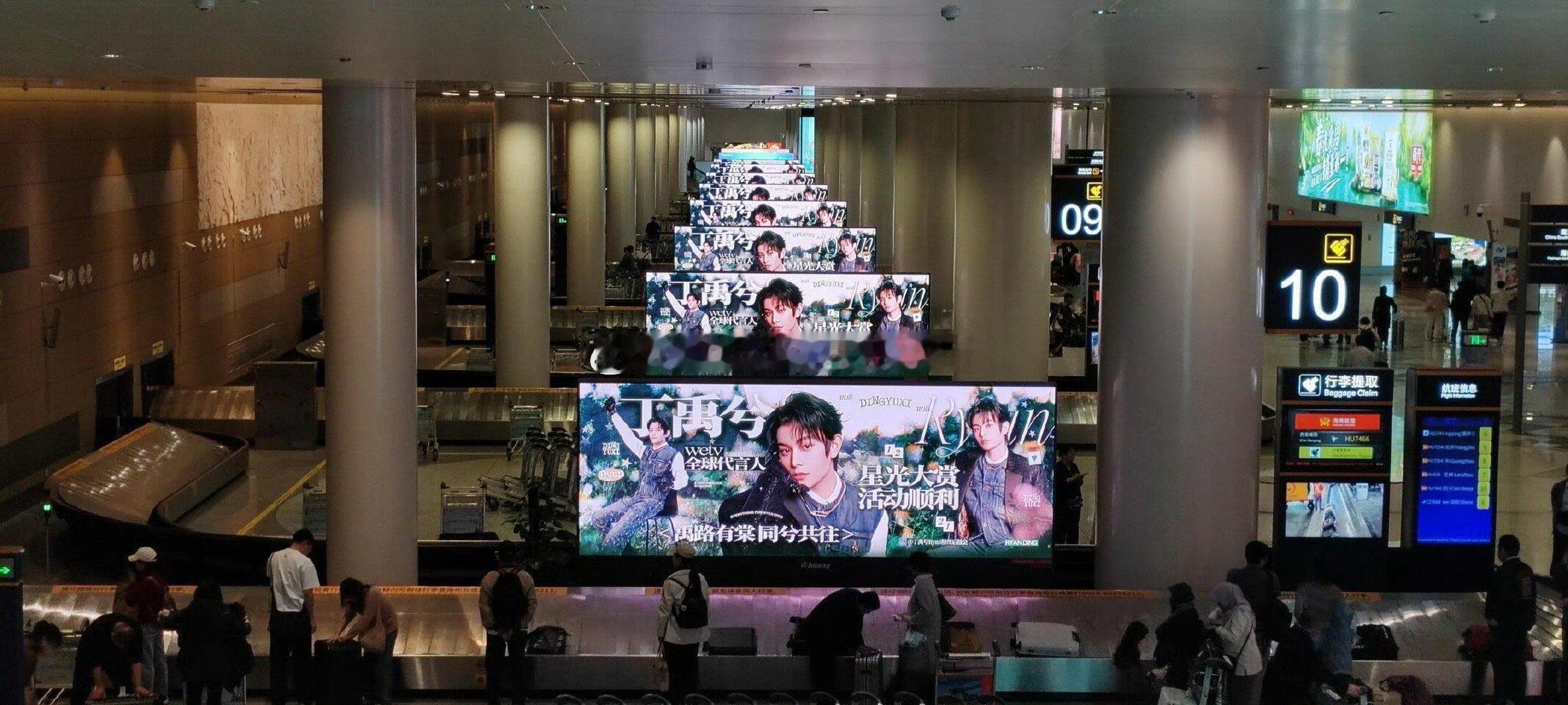 丁禹兮星光大赏应援下了✈️第一眼看到的是丁禹兮，好有排面