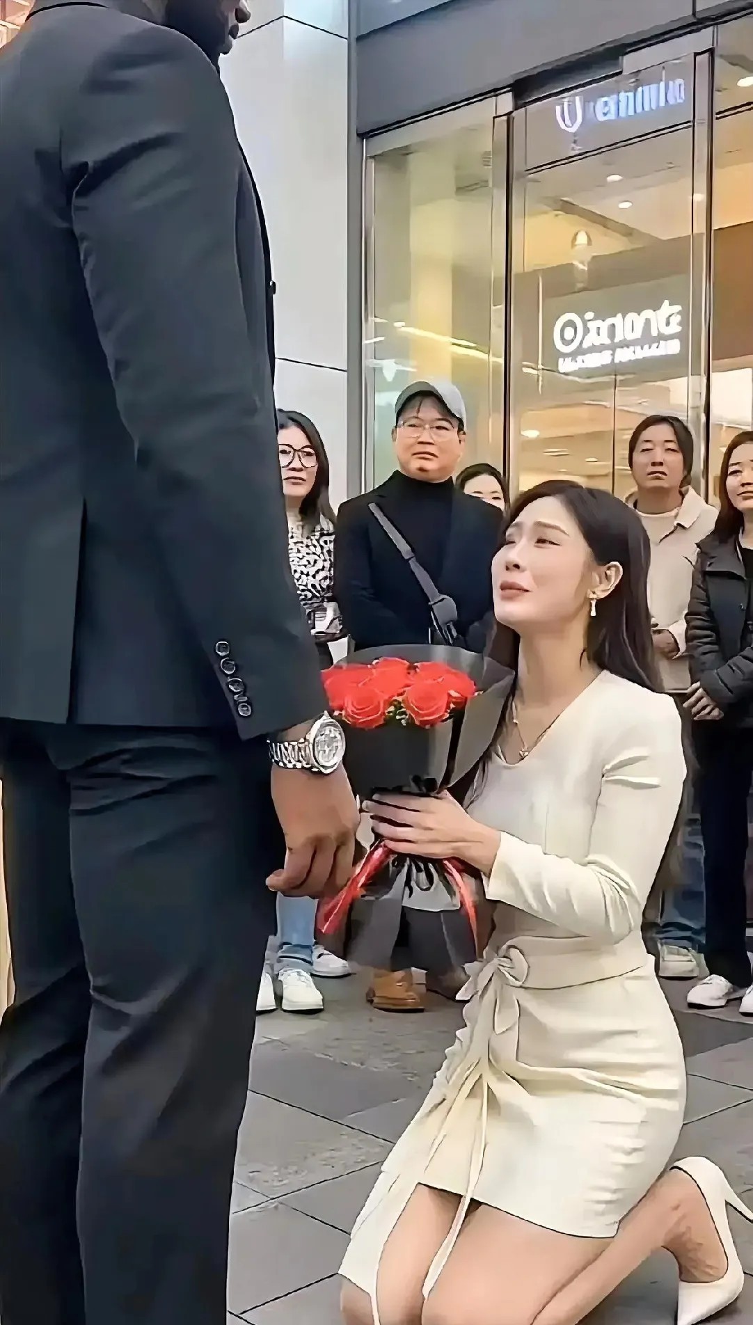 求婚现场，女孩单膝跪黑哥送花。我们大小伙那去了