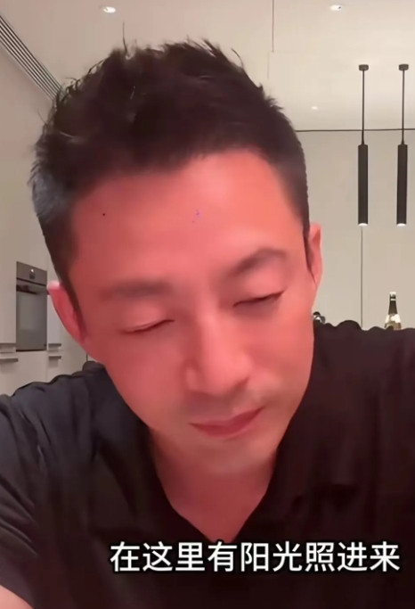 汪小菲爱于直播间跟网友唠嗑，他老是爱回忆往昔，每次一回忆往昔，就似乎有诸多