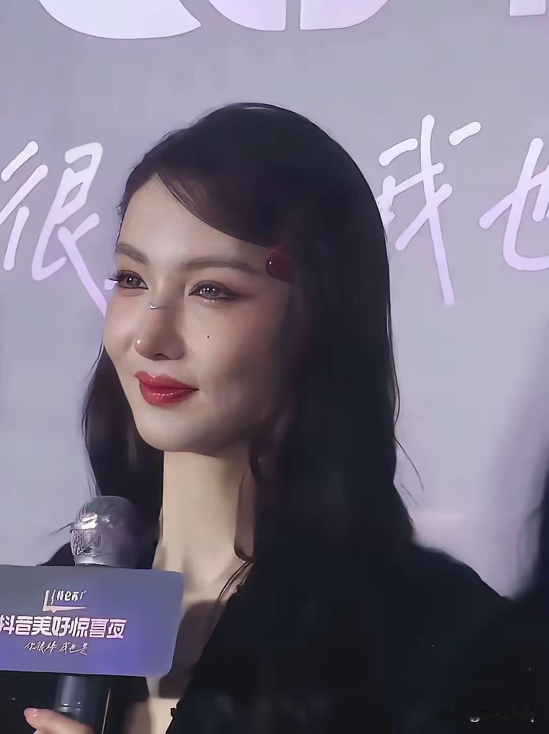 金晨的鼻子终于恢复正常了，之前有一段时间从侧面看她的鼻子巨像格格巫，现在鼻头圆润