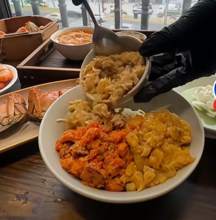 女子晒出餐厅里的蟹黄面，吃之前“什么面条，一碗要88元”，看到服务员一样一样