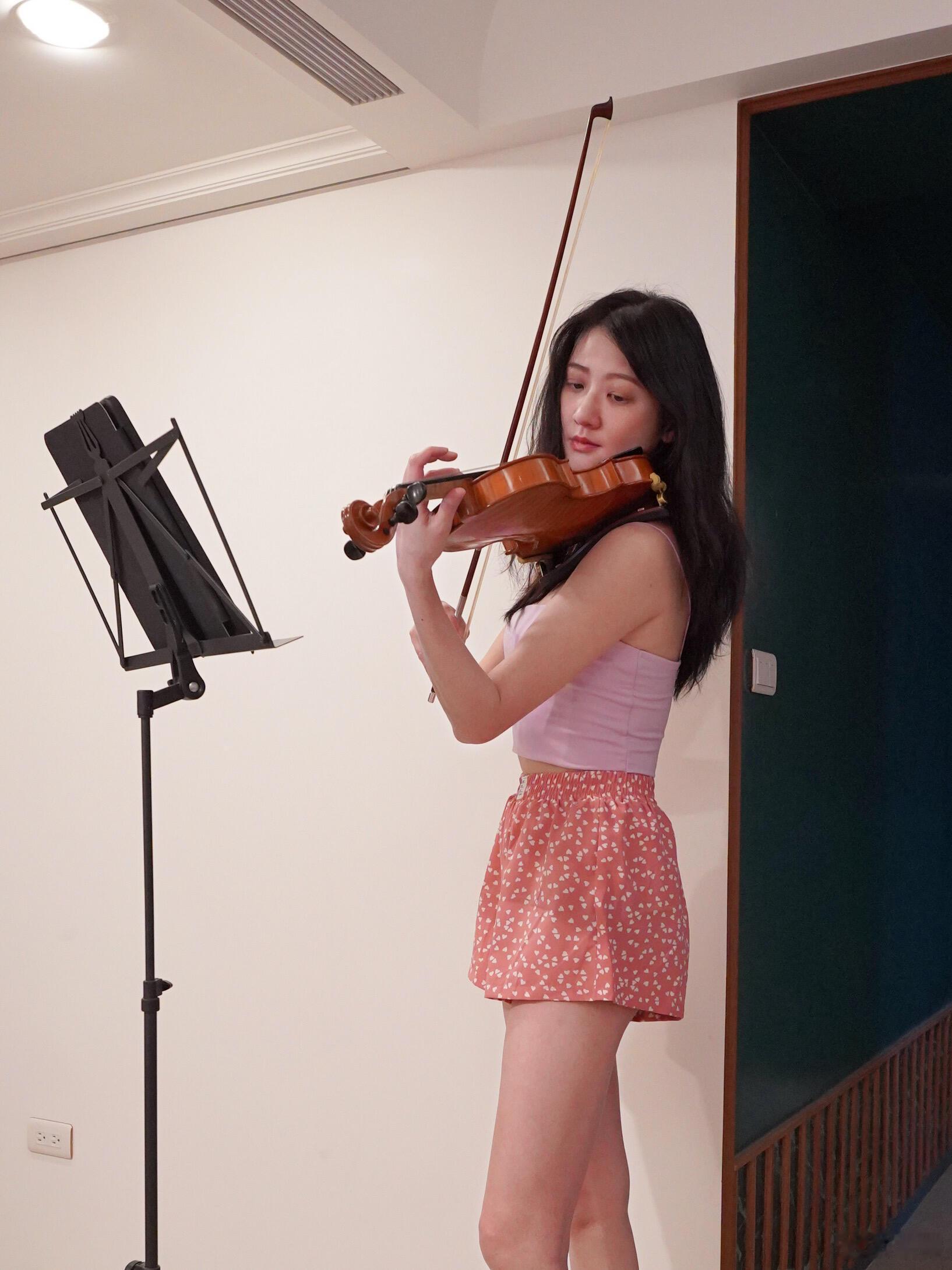 林逸欣🎻宅家练琴look​​​