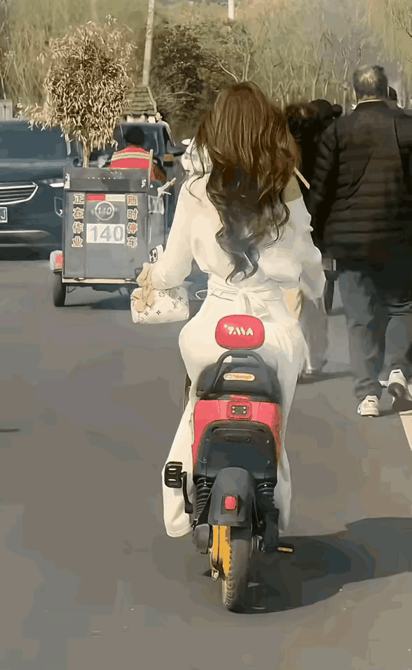 如果换成张雪机车820RR，估计这女司机瞬间就能弯道超车。