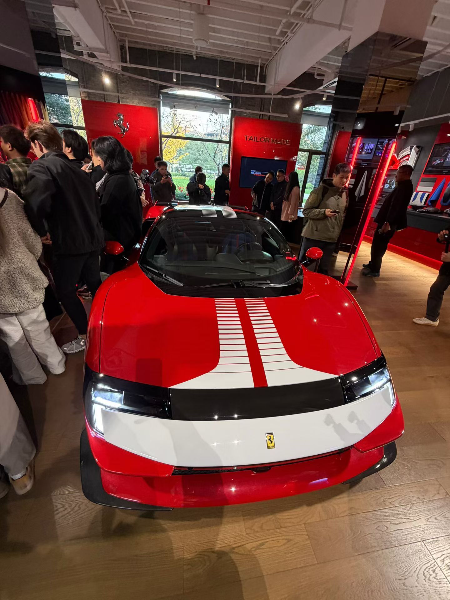 实物非常耐看，所有设计科幻的产品，都更适合银色的质感，849见过实物的人都会预定