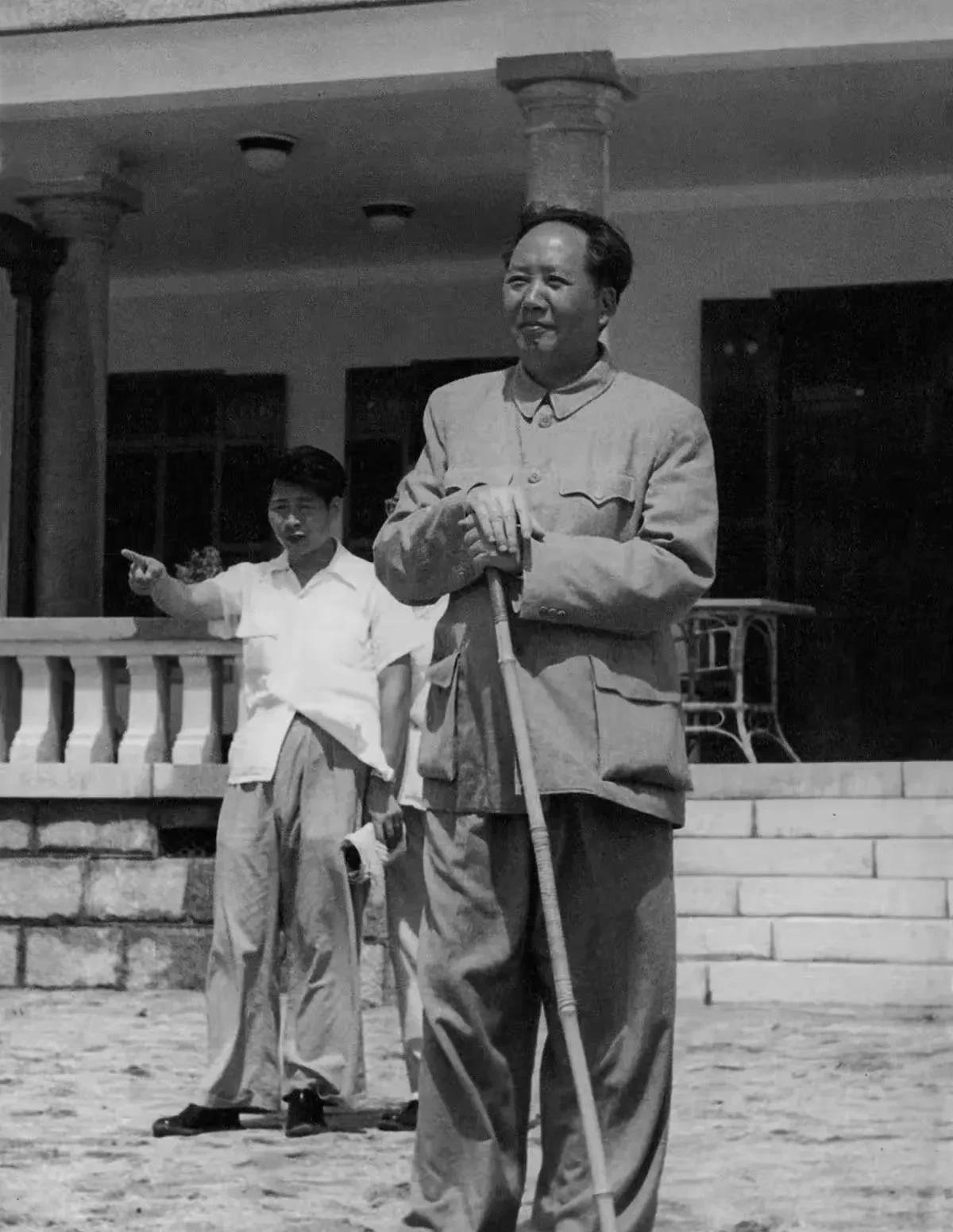 主席的这张照片你见过吗？拍摄于1954年，地点是北戴河。可以看出主席的口袋里鼓
