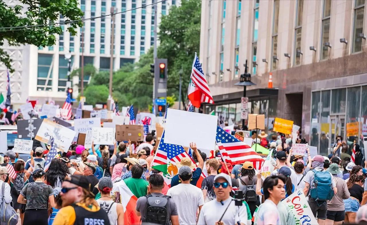 美国民调彻底翻车，简直把这个国家的真实困境扒得底朝天，大多数美国人的日子，已经难
