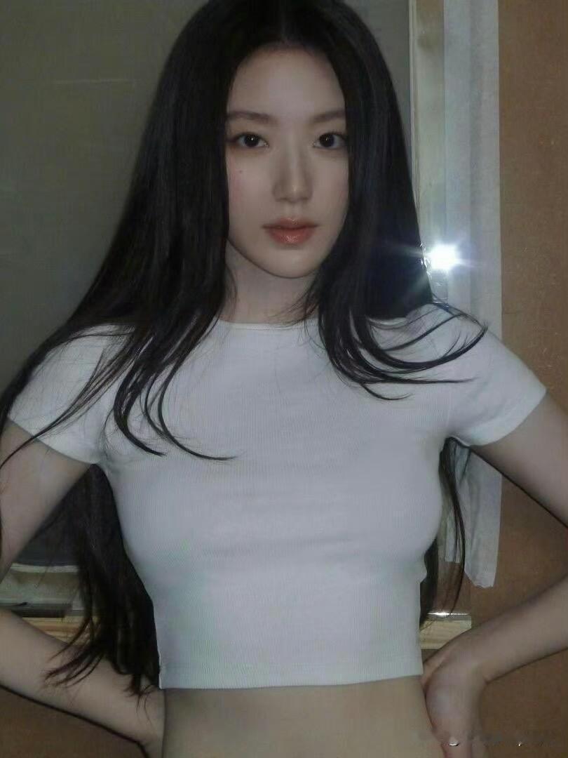 哇,叶舒华这身造型也太清爽了吧!简直就是“白开水颜”的满分穿搭示范!简简单单