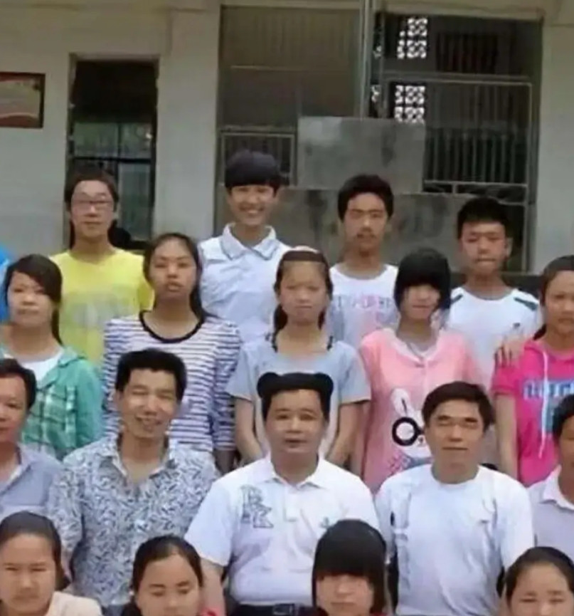 校长估计出一万，都想删除这毕业照吧？