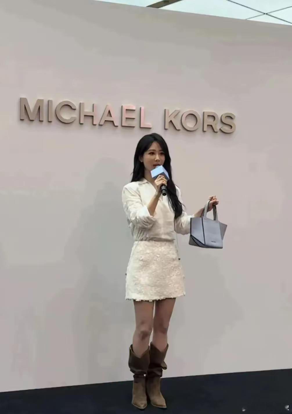 杨紫真的很普通，精修图和生图差别太大了，没有任何时尚感​​​