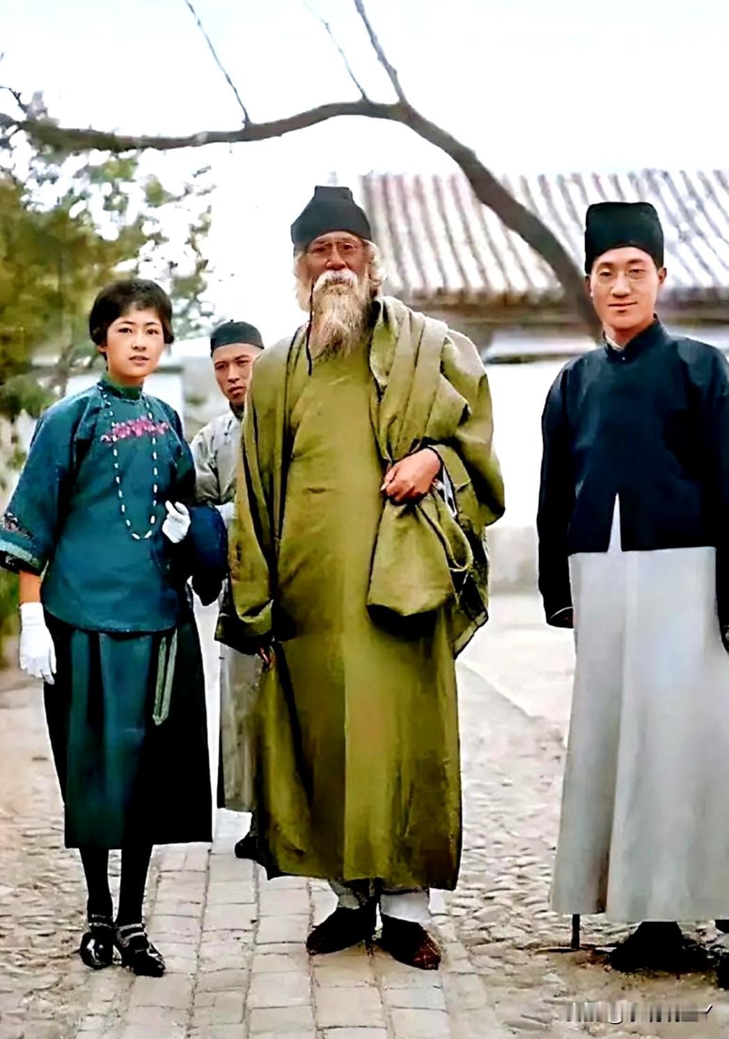 这才是林徽因与泰戈尔和徐志摩的真实模样，这而非演员饰演的，而是1924年三人在北