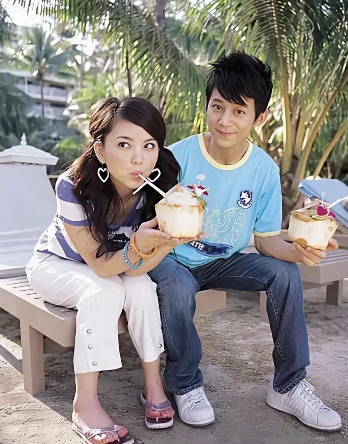 看到何炅和李湘的老照片，我瞬间就破防了！这照片实在太扎心！当年的何老师还是个