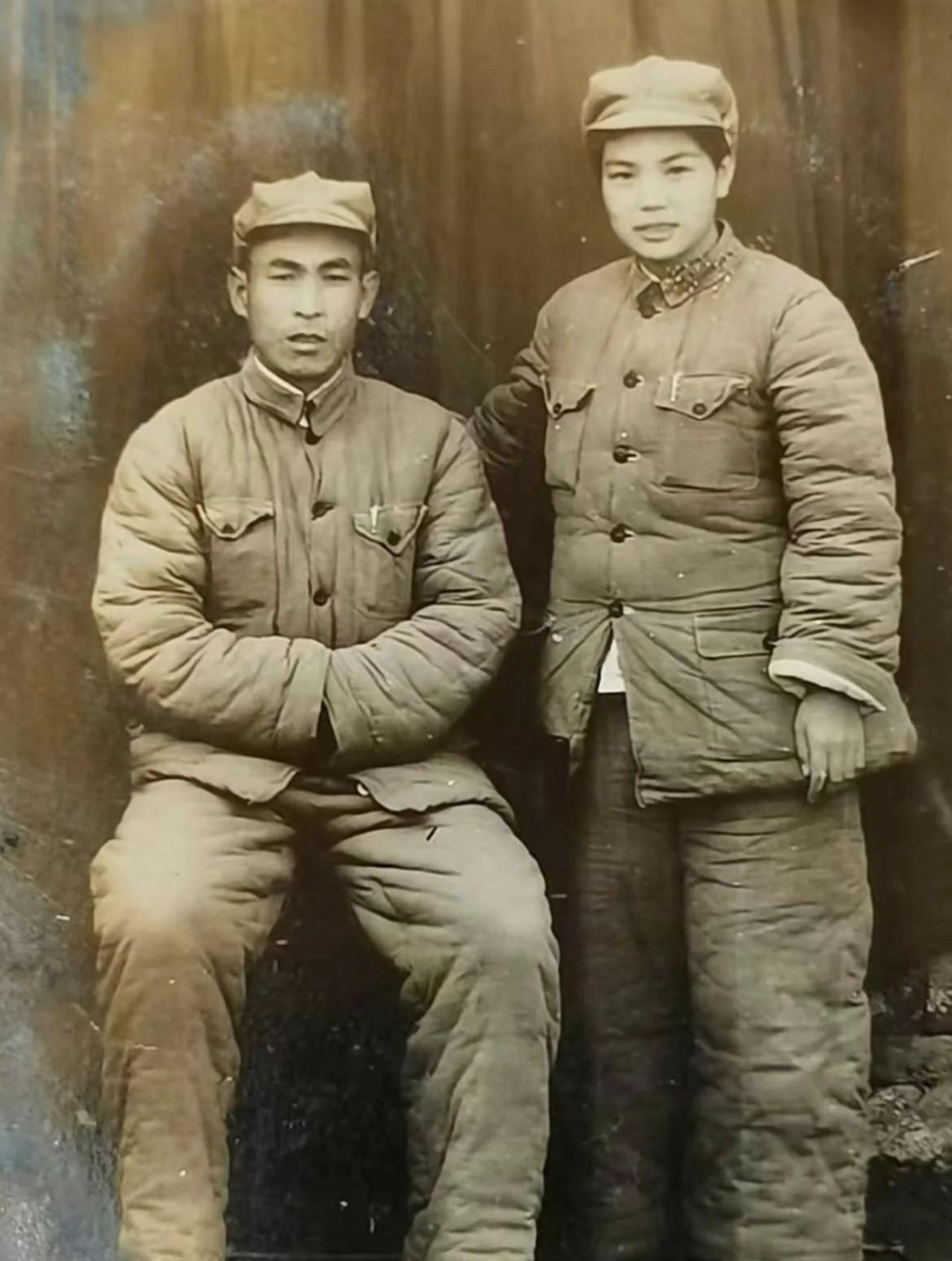 开国将军黎锡福与傅智慧夫妇在战争年代合影。黎锡福，湖北黄安人，1928年参加红军