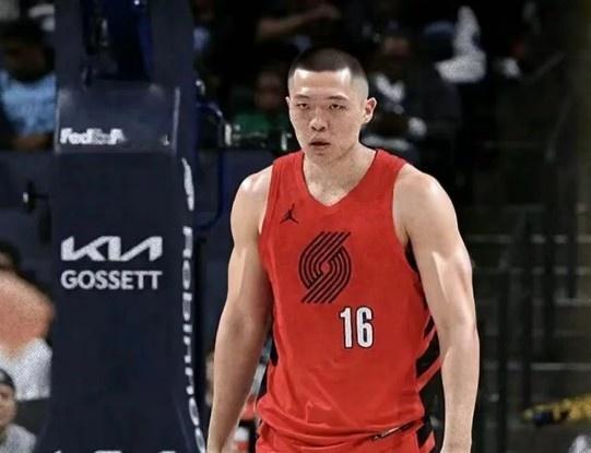 杨瀚森如果换个发型，会更强？开拓者媒体人AlexMoore给杨瀚森建议：应