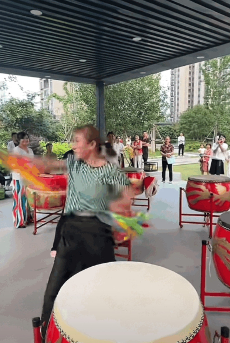 后续来了，几个大妈不在之前那个小区敲鼓啦，她们跑到新的一个小区敲！几个月的扰民