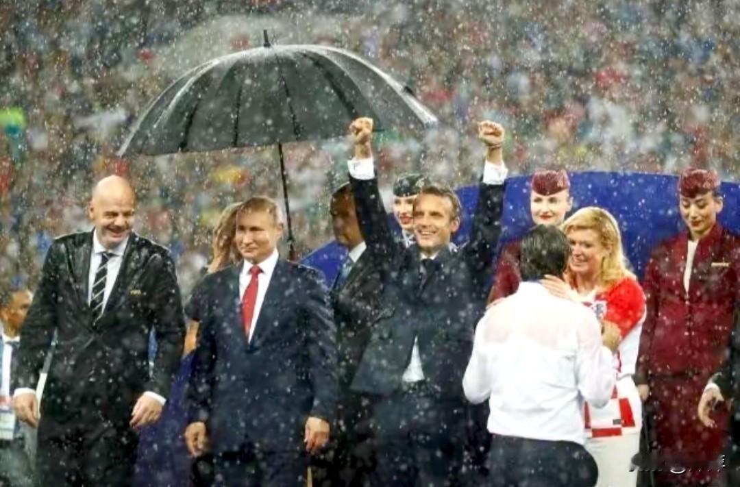 2018年俄罗斯世界杯决赛夜，瓢泼大雨倾盆而下。法国队捧起大力神杯的时刻，马克龙