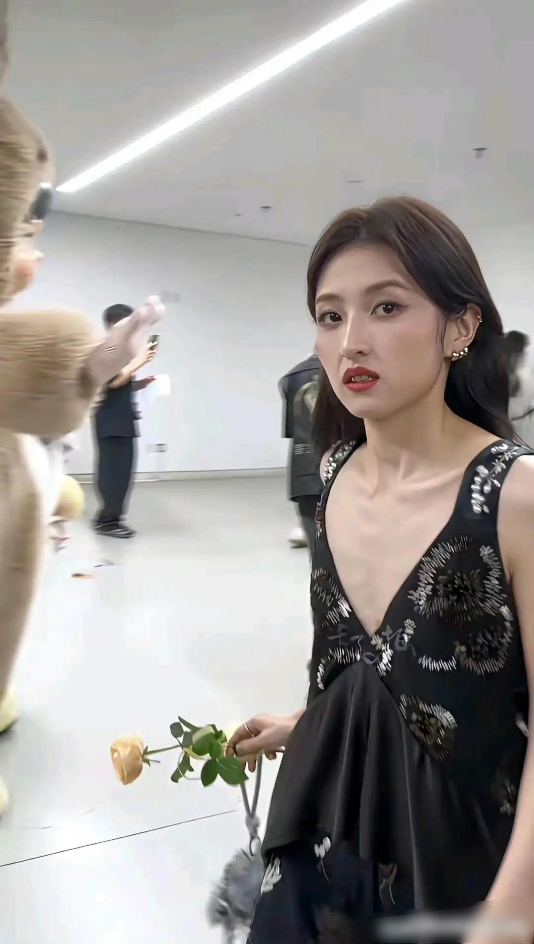 线下看女明星，真是瘦得吓人。