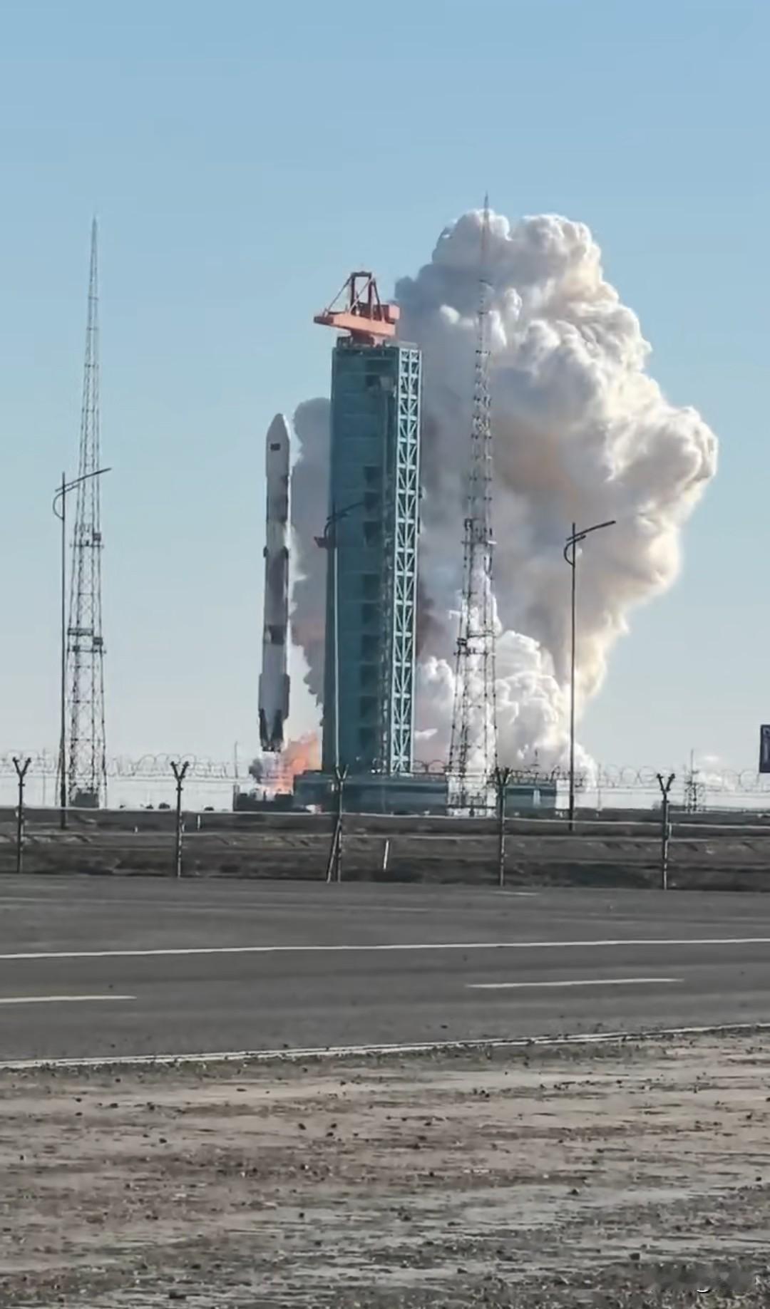 【航天重磅！！！——朱雀三号首飞！】综合媒体消息，今天中午12点朱雀三号从酒泉卫