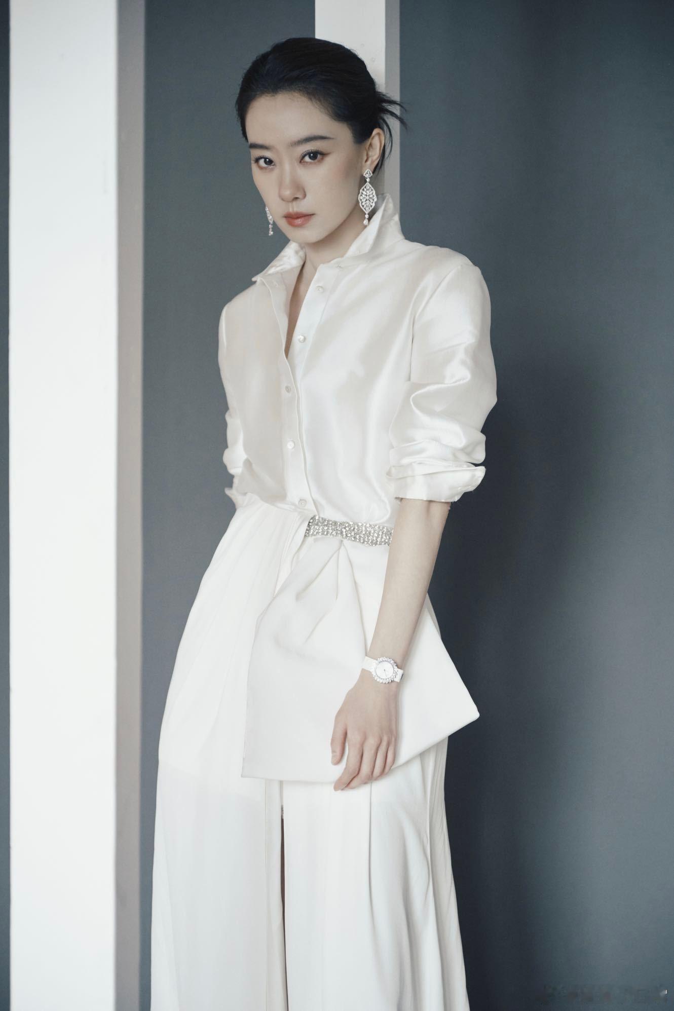 张小斐白裙主人级别简单的白裙在张小斐身上穿出了高级感，利落线条勾勒出完美身形，