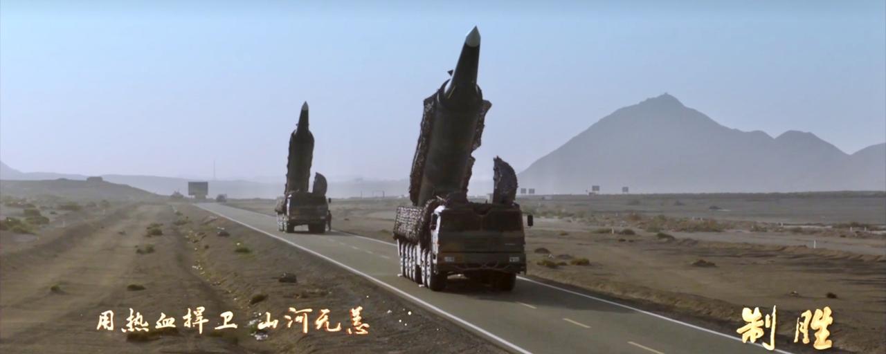 两枚东风-26中程弹道导弹，在一条公路上起竖导弹，进行发射准备训练。视频拍摄的太