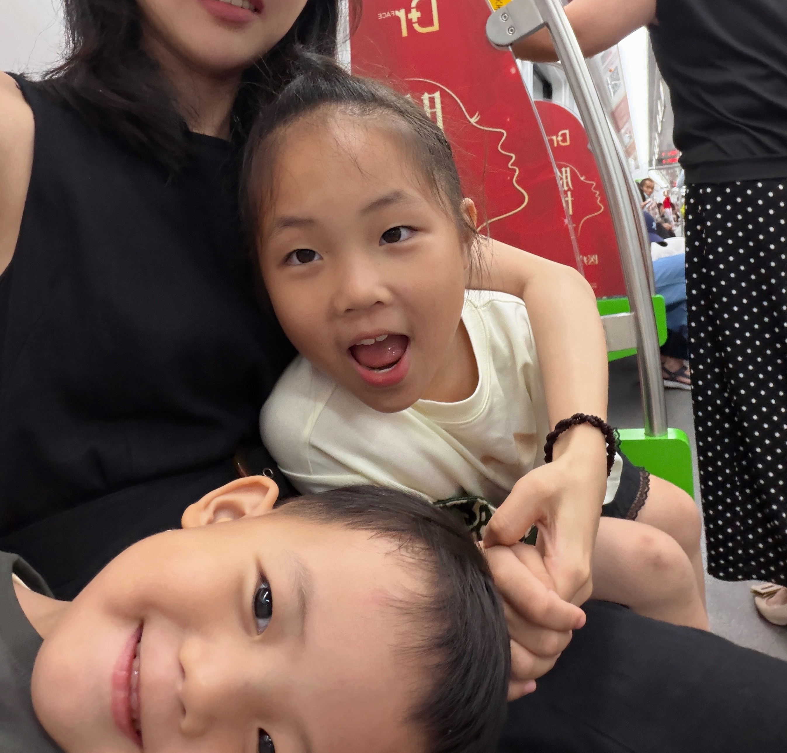 早啊。朋友们昨天希希让我给她看她爸的演艺作品。我打开电视剧《迷墙》第六集，让希希