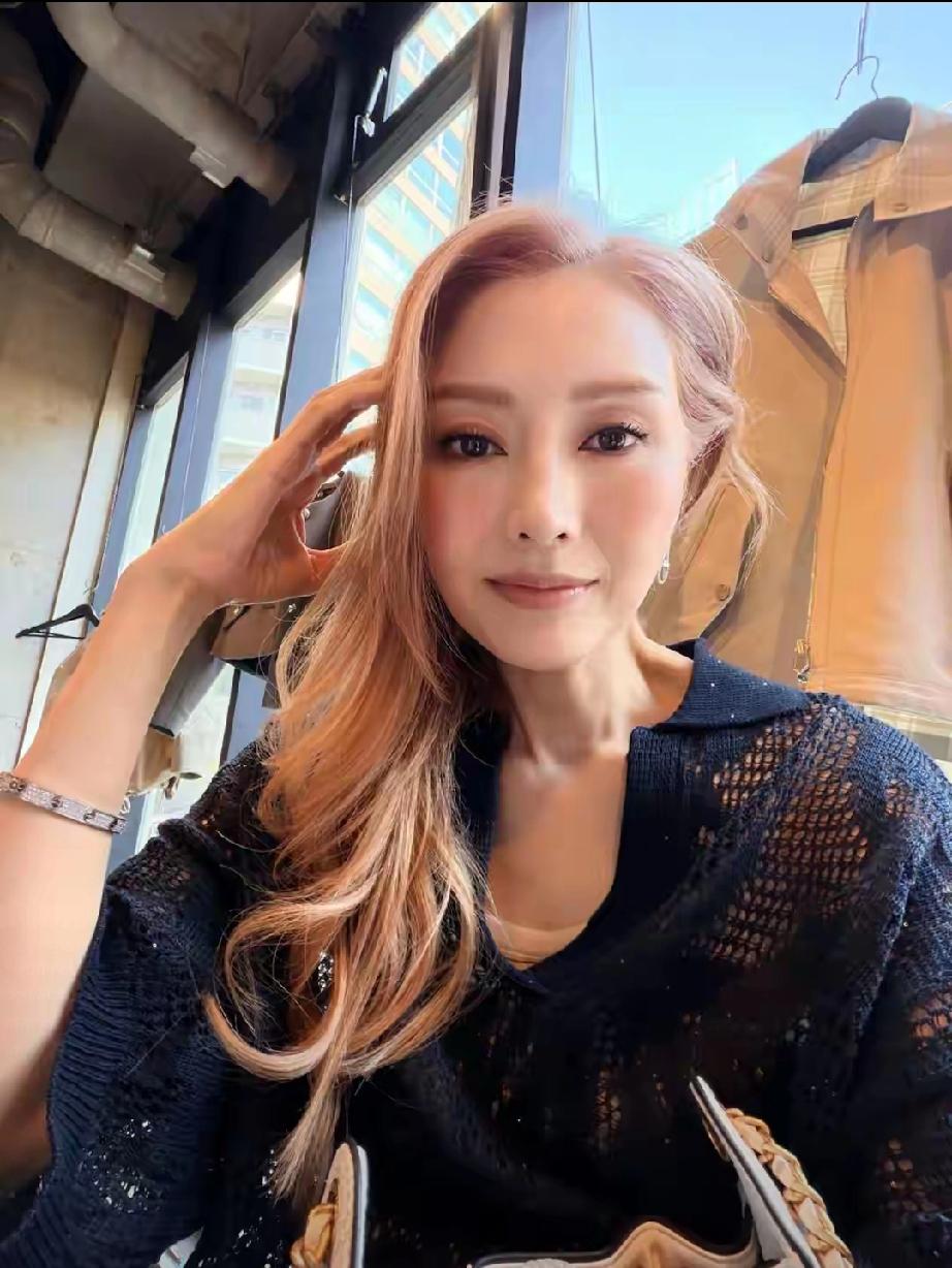 东亚银行豪门寿宴太奢华！李嘉欣金发C位出镜，豪门名媛天团齐聚东亚