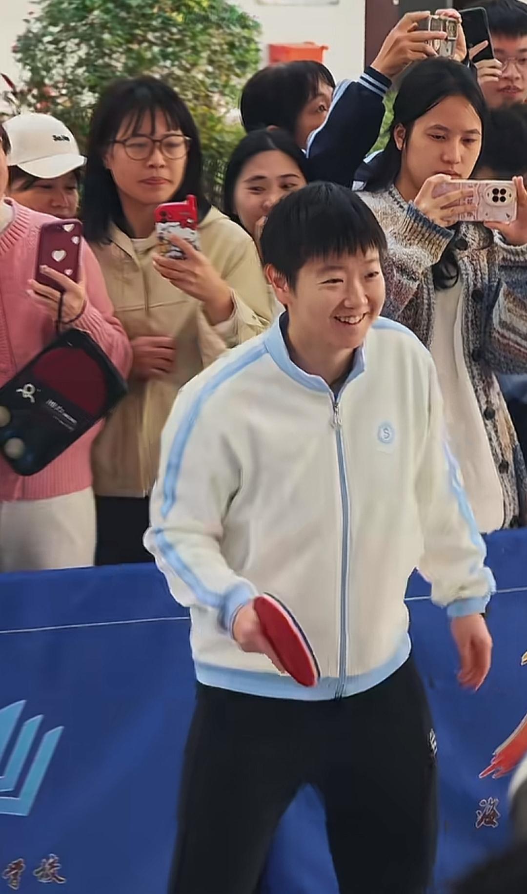 社牛参加活动就是不一样。跟小学生玩都能够玩的那么投入，笑起来就没停过，结束一轮游