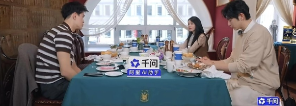 孙杨看到老婆去上厕所偷偷问伊能静：“静姐，你觉得豆豆怎样？”伊能静：“我觉得