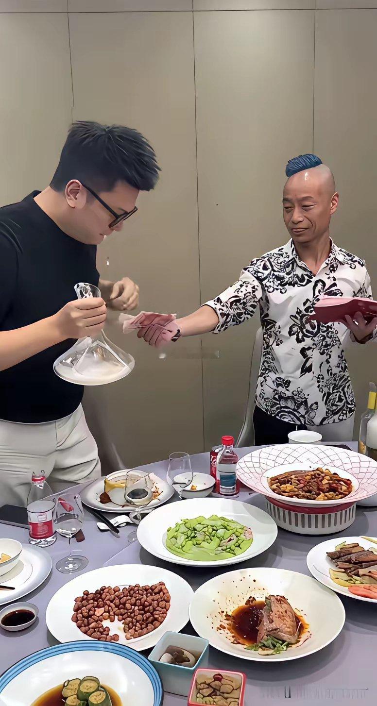 大家还记得他吗？曾经的“焊武帝”成了网红以后也飘了喝一杯，给500块，确实大方！