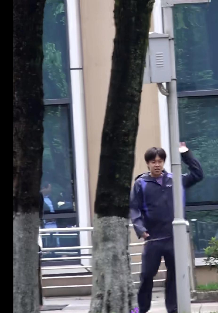 王楚钦成都封训路透，招手也太乖了！刷到王楚钦最新封训路透啦！结束训练和教练