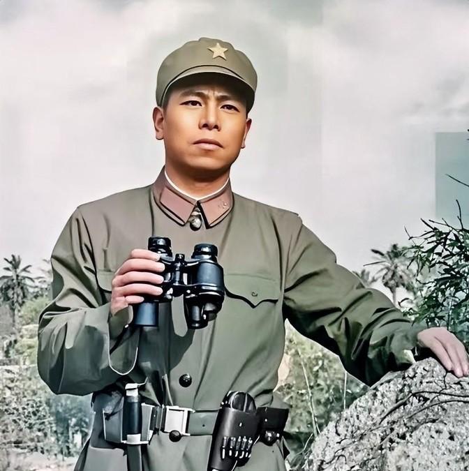 1981年，41军侦察连连长崔英顺牺牲前的最后一张照片。他一身戎装，手拿望远镜，