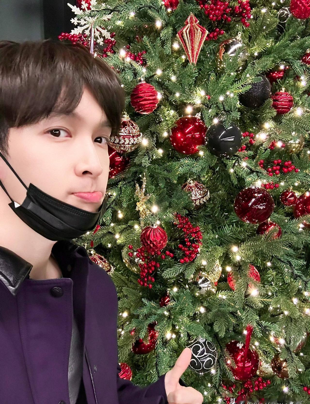 张艺兴的“小绵羊”人设，可能是内娱最成功的战略欺骗。十年前，他用清澈眼神撕掉“