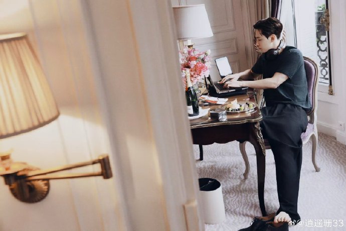 救命！刘宪华起床后这段是我能免费看的吗？被子乱糟糟的也不管，发型倒是弄好了，光着