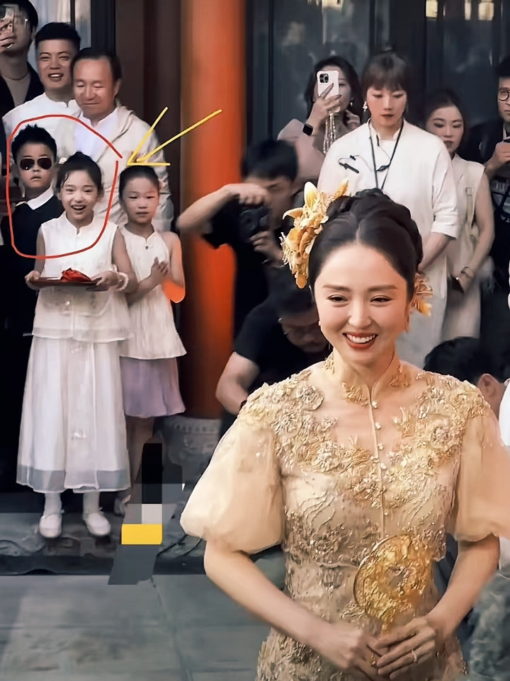 小酒窝在妈妈董璇婚礼上的一个举动，让我瞬间破防了！家人们谁懂啊！刚刚刷到婚