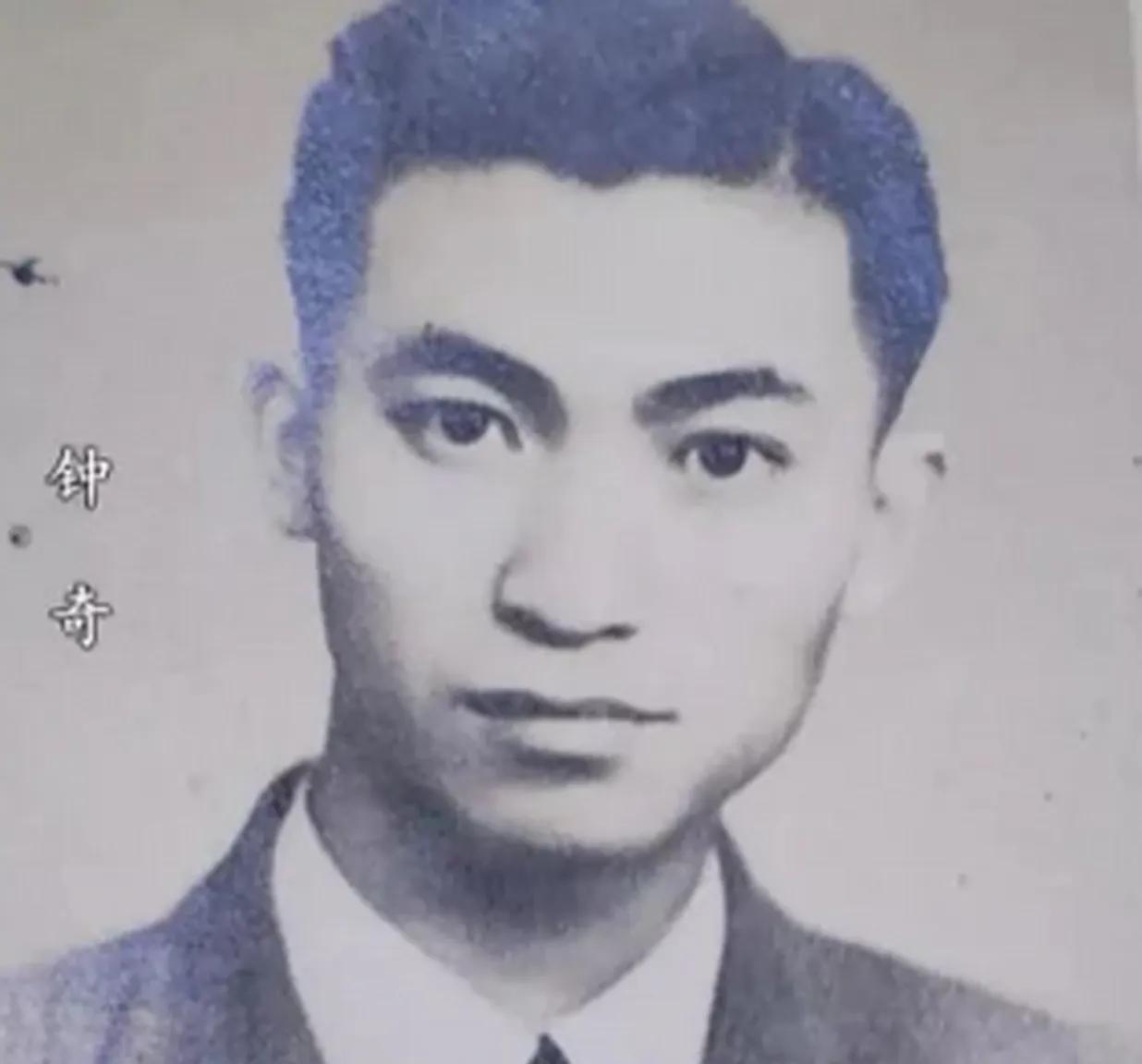 1949年，重庆解放前一天，一位红色特工钟奇身中27枪，壮烈牺牲。不久，他新婚4