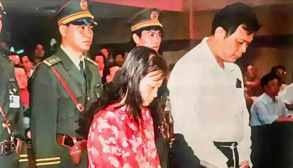 这是“海南第一贪”戚火贵与妻子符荣英在海南中级人民法院受审时被拍下的照片，他因受