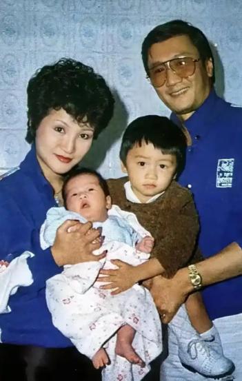 狄波拉作为谢贤之前的爱人，1979年成亲前，谢贤追她追得全城皆知，那会儿是出了名