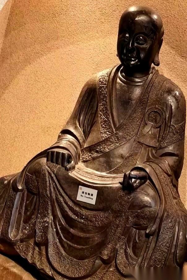 马未都观复博物馆里那尊铜佛像，被一份声明直接推上了风口浪尖。声明里白纸黑字写着