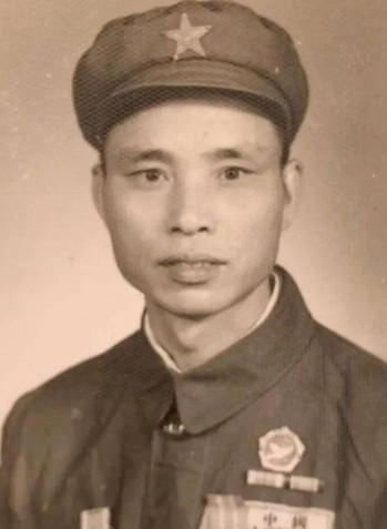 朝鲜战争中，17个美国大兵被逼到绝壁，可回头一看，差点笑晕过去！美军头子更是扔掉