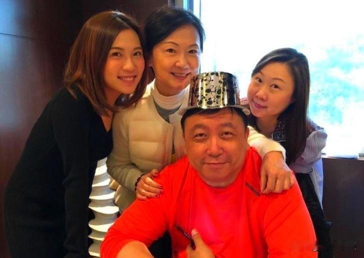 王晶71岁生日全家福刷屏，原配丁德君突然高清出镜，网友集体愣住。她没P图，没穿