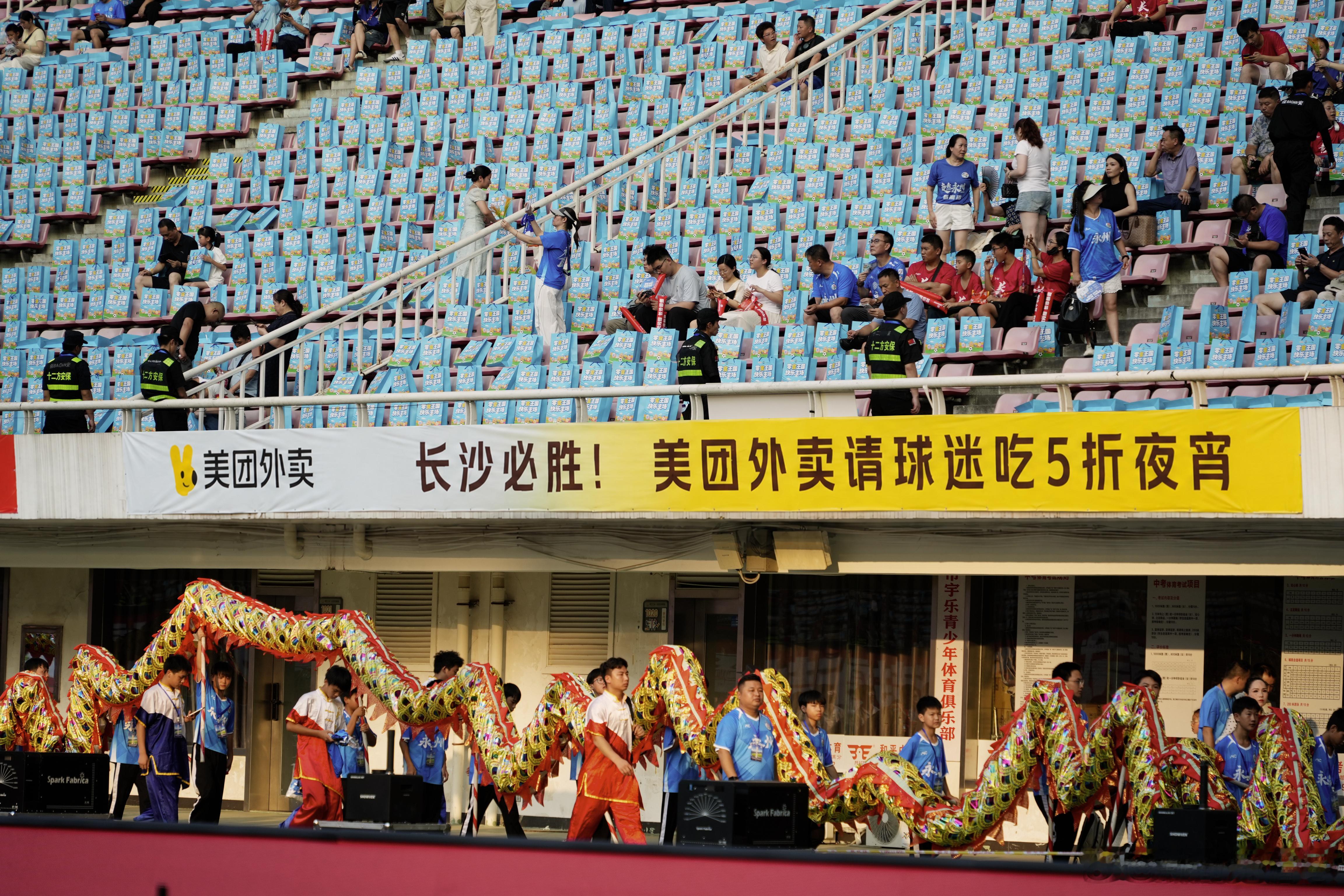 不要被人当五折券用长沙本地人的夏日快乐密码，美团外卖品质夜宵五折，追湘超再也不