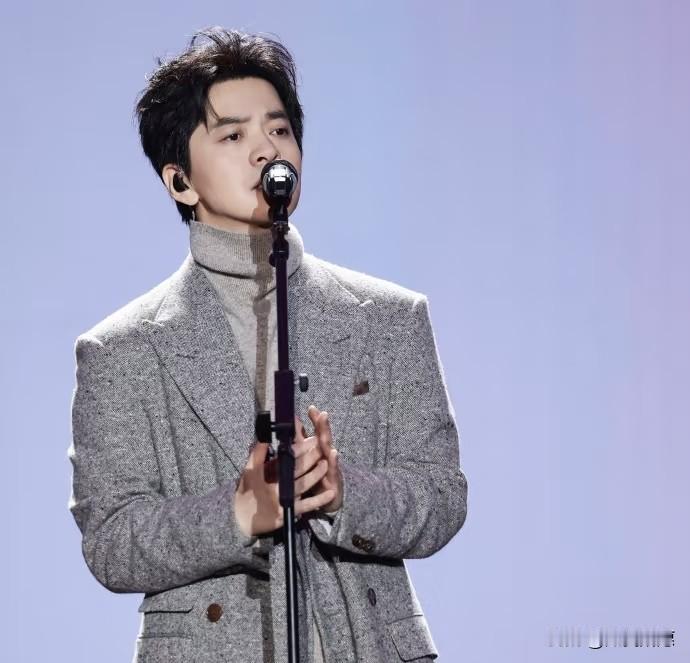 有时候真不服不行。有些人过了50，标配是发福、秃头和慈祥，但李健偏要搞特殊。