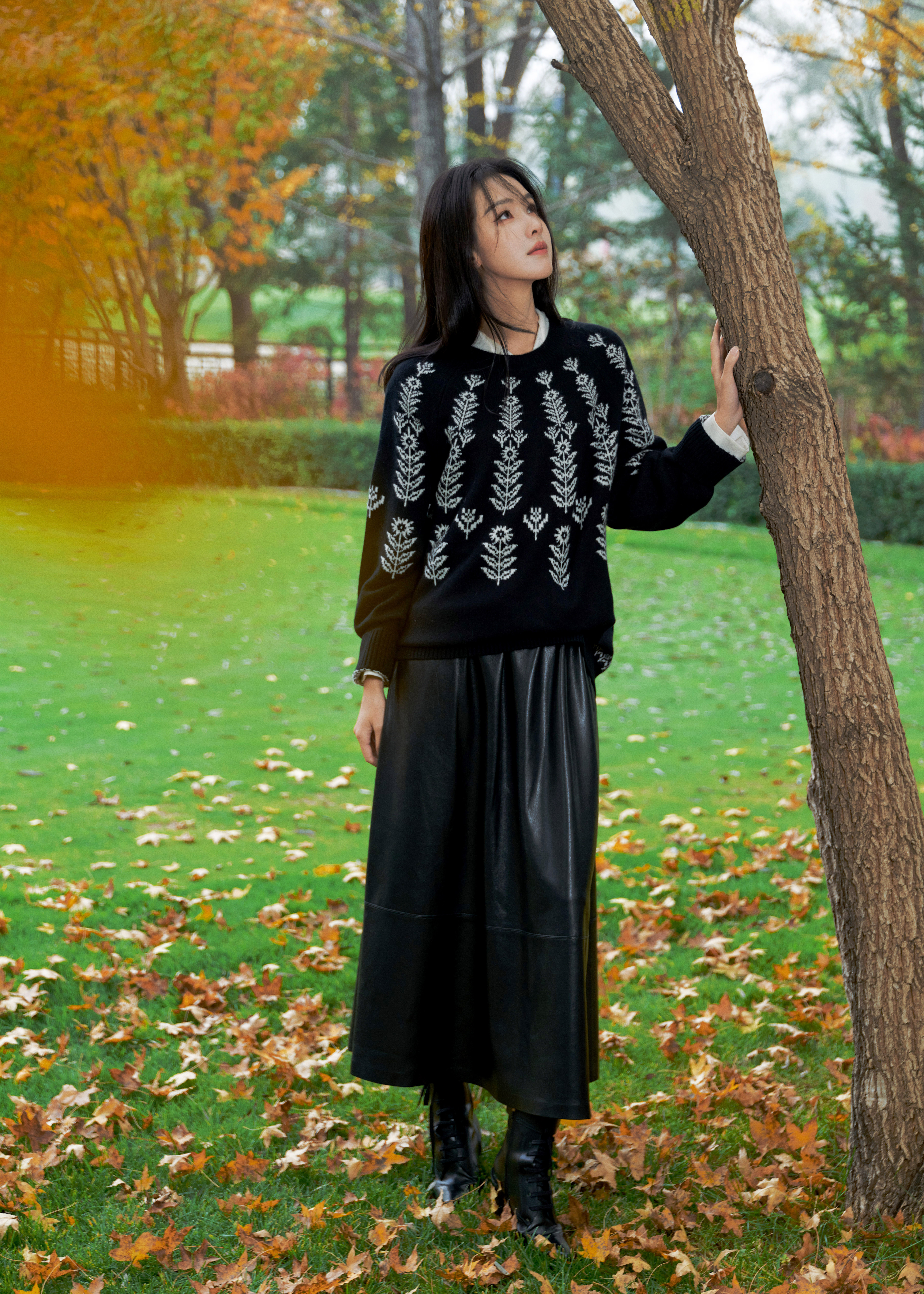 陈都灵秋意渐浓，温暖漫溢。羊绒演绎暖意时光，针脚编织含蓄诗篇。化妆：发