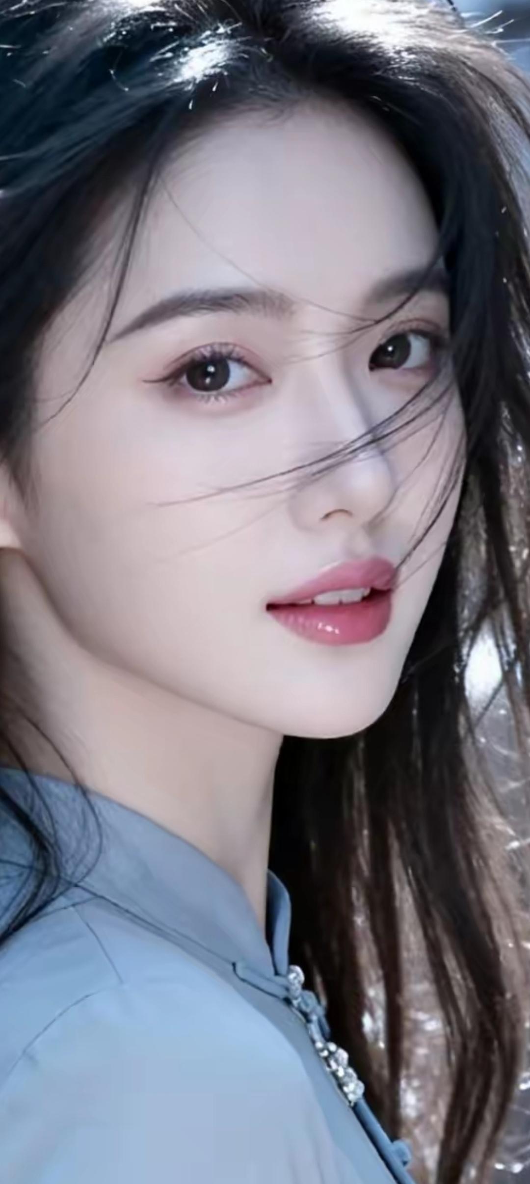 阳光下的温柔少女，微风轻拂发丝，恬静动人。