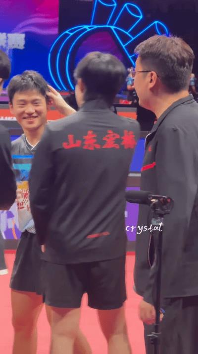 王楚钦3-0胜削球小将后摸头安慰他~魏桥3-0下班，今天头哥一单打削球小将李天